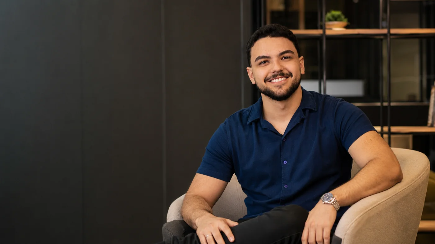Matheus Augusto sentado em uma poltrona de escritório